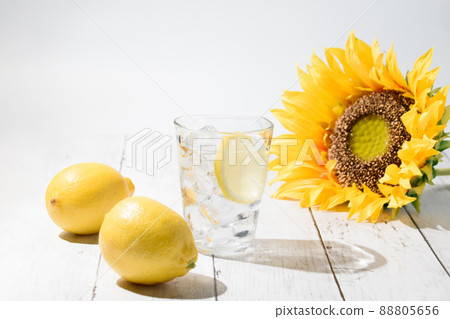 夏日清爽的檸檬水和向日葵 88805656