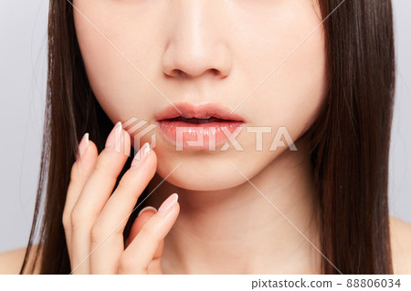 美麗的年輕女人嘴上揚 88806034