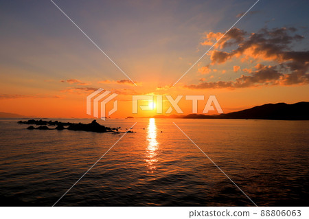 Light of sunset 88806063