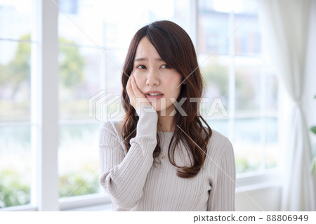一個牙痛的女人，捂著臉頰 88806949