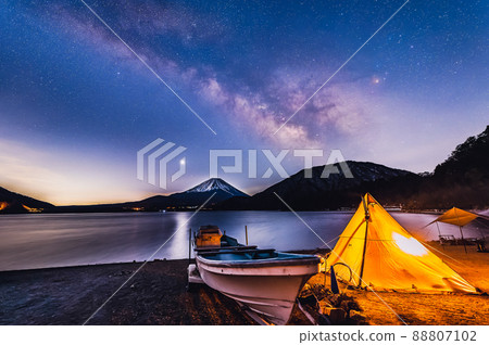 在 Koan 露營地看到的富士山和銀河系 88807102