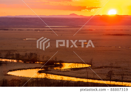 Kushiro Marsh, Kushiro River is dyed in the setting sun Kushiro Marsh, Kushiro River is dyed in the setting sun 88807319