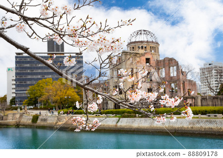 It is the scenery of the Peace Memorial Park in spring. The cherry blossoms are about to be in full bloom. Please have a bright atmosphere. Hiroshima Prefecture It is the scenery of the Peace Memorial Park in spring. The cherry blossoms are about to be in full bloom. Please have a bright atmosphere. Hiroshima Prefecture 88809178