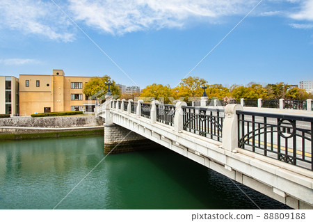 It is the scenery of the Peace Memorial Park in spring. The cherry blossoms are about to be in full bloom. Please have a bright atmosphere. Hiroshima Prefecture 88809188