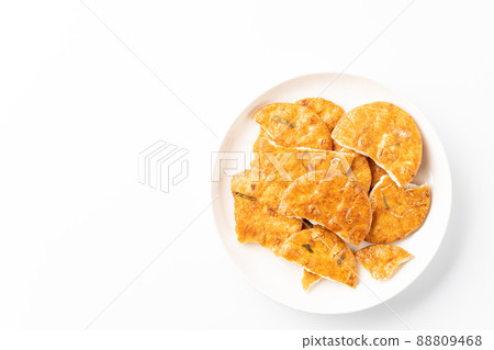 Cracked rice cracker 88809468