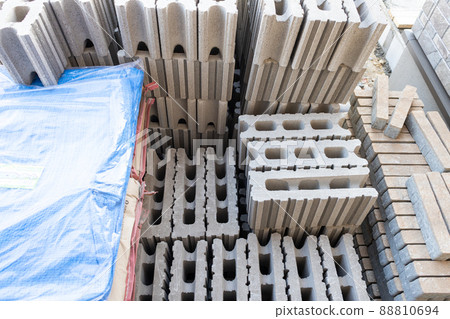 一座新建的獨戶住宅的外部建築工地上堆積的街區 一座新建的獨戶住宅的外部建築工地上堆積的街區 88810694