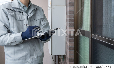 Workers inspecting the outer walls, windows, screen doors, and water heaters of condominiums | Survey / estimation image Workers inspecting the outer walls, windows, screen doors, and water heaters of condominiums | Survey / estimation image 88812663