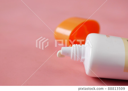Close up of sunscreen cream in a pink container Close up of sunscreen cream in a pink container 88813509