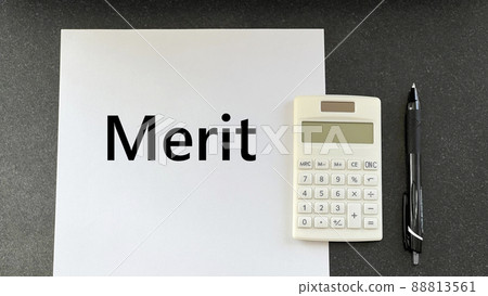 黑桌上有優點字母的白皮書、計算器和筆_鳥瞰圖 黑桌上有優點字母的白皮書、計算器和筆_鳥瞰圖 88813561