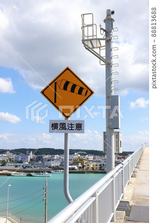 沖繩糸滿側風警告路標 沖繩糸滿側風警告路標 88813688