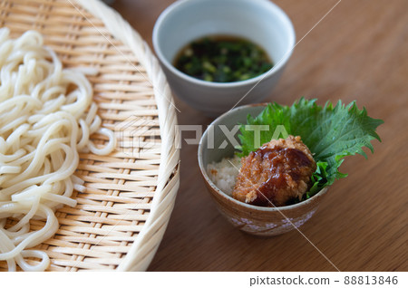 Zaru udon and pork cutlet bowl Zaru udon and pork cutlet bowl 88813846