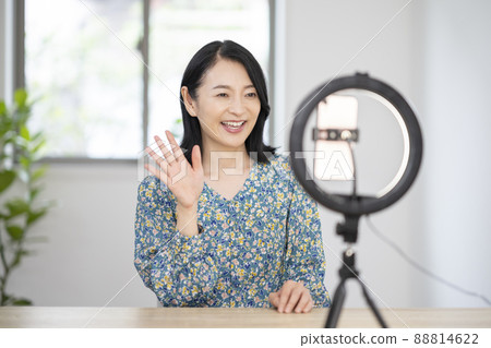 Arafif woman talking to a smartphone YouTuber live distribution video shooting image Arafif woman talking to a smartphone YouTuber live distribution video shooting image 88814622