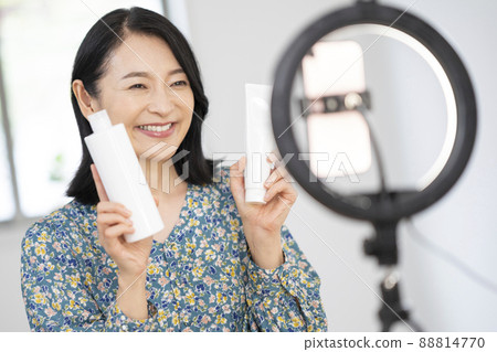 Arafif 女性 YouTuber 直播電商網紅形象 88814770