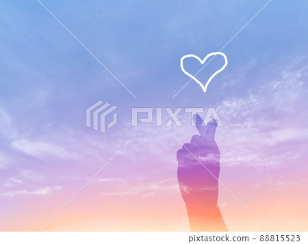 Kyun的手剪影_彩虹色天空中的手繪心 88815523