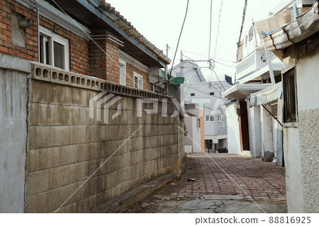 Alleyway in Cheonan, Chungcheongnam-do 88816925
