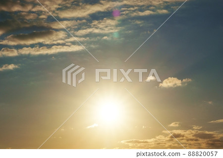 初冬令人振奮的晨空,金色的雲彩,211113am 初冬令人振奮的晨空,金色的雲彩,211113am 88820057