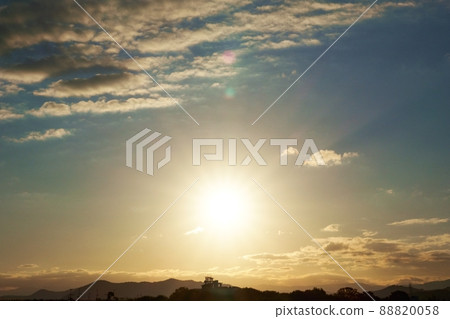 初冬令人振奮的晨空，金色的雲彩，211113am 88820058