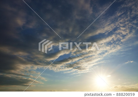 初冬令人振奮的晨空,金色的雲彩,211113am 初冬令人振奮的晨空,金色的雲彩,211113am 88820059