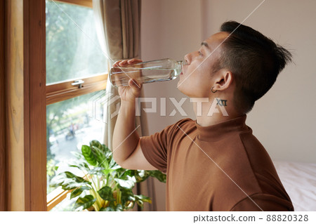 ManDrinking Water 88820328