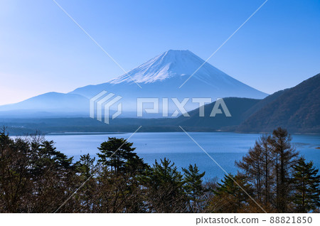 (Yamanashi Prefecture) Mt. Fuji in spring and Lake Motosu / clear sky (Yamanashi Prefecture) Mt. Fuji in spring and Lake Motosu / clear sky 88821850