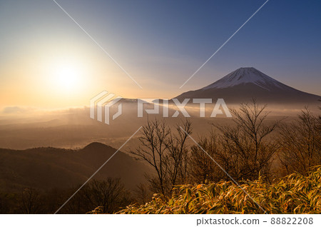 (Yamanashi Prefecture) Sunrise, Mt. Fuji and Sea of Clouds (Yamanashi Prefecture) Sunrise, Mt. Fuji and Sea of Clouds 88822208
