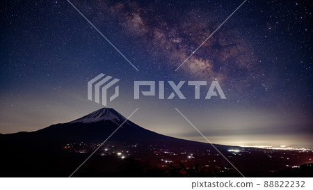 （山梨縣）從龍岳看到的滿天繁星和富士山/銀河 88822232