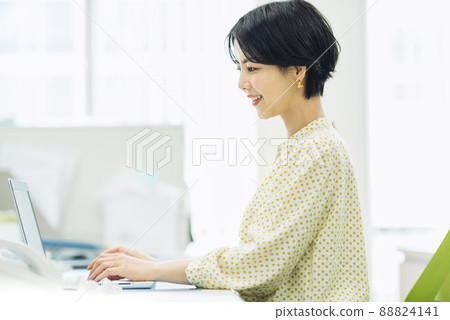 A woman who desks at the office A woman who desks at the office 88824141