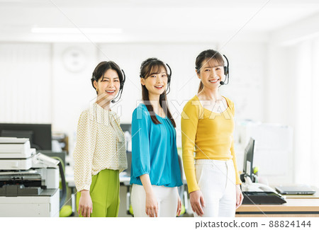 在呼叫中心工作的婦女的肖像 88824144