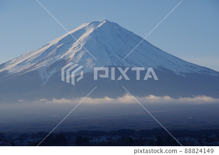Mt. Fuji in winter seen from Lake Kawaguchi in the early morning 88824149