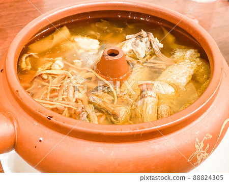 Chinese Yunnan cuisine, steamed chicken with mushrooms 88824305