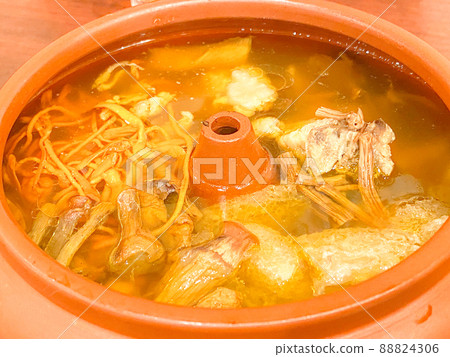 Chinese Yunnan cuisine, steamed chicken with mushrooms Chinese Yunnan cuisine, steamed chicken with mushrooms 88824306