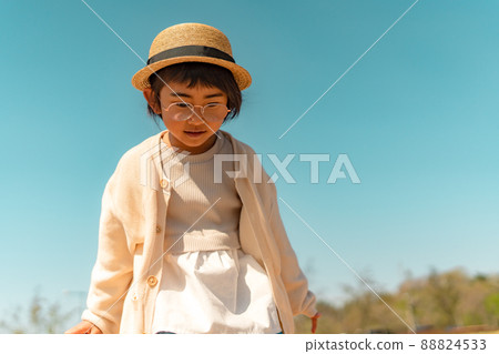 戴草帽的孩子 男孩女孩 88824533