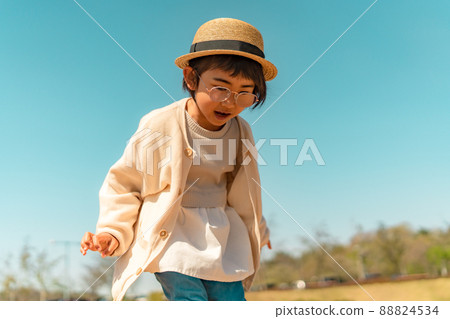 戴草帽的孩子 男孩女孩 戴草帽的孩子 男孩女孩 88824534