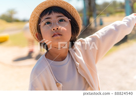 Children wearing straw hats Boys and girls Children wearing straw hats Boys and girls 88824540