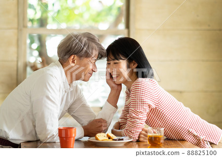 中間情侶咖啡館約會 88825100