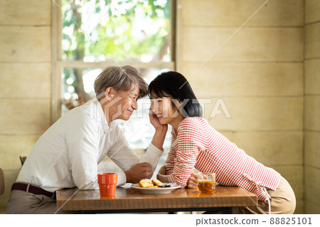 Middle couple cafe date Middle couple cafe date 88825101