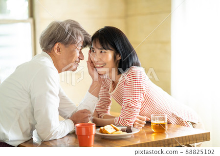 中間情侶咖啡館約會 88825102
