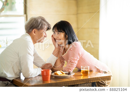 中間情侶咖啡館約會 88825104