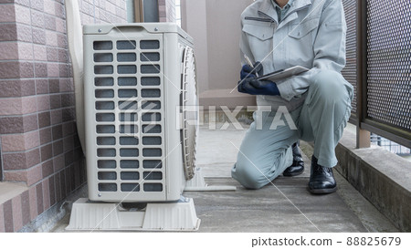 Air conditioner outdoor unit inspection / installation image | Men in work clothes Air conditioner outdoor unit inspection / installation image | Men in work clothes 88825679