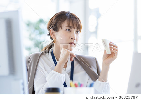 在她的辦公室吃三明治的女商人 88825787