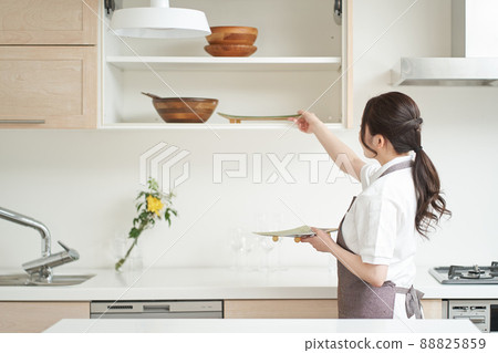 組織廚房的亞裔婦女 88825859