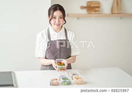 Asian woman cooking in the kitchen 88825867