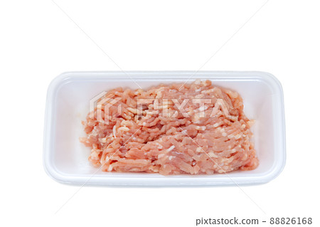 烹飪前在托盤中切碎的雞肉 [白色背景] 88826168
