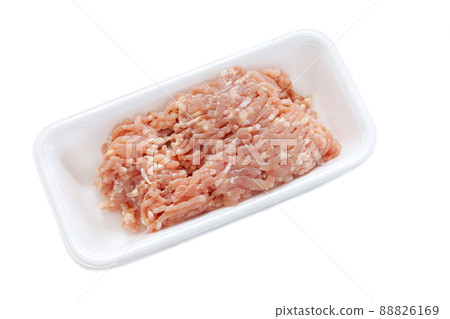 烹飪前在托盤中切碎的雞肉 [白色背景] 88826169