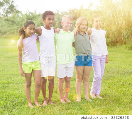 Group photo of kids on grass 88826838