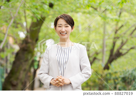 Working woman portrait green background Working woman portrait green background 88827019