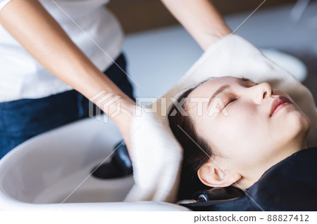 美髮師 美容師 美容師 洗頭的女人 88827412