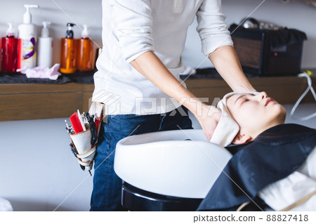 Hairdresser Cosmetologist Cosmetologist Shampooing woman Hairdresser Cosmetologist Cosmetologist Shampooing woman 88827418