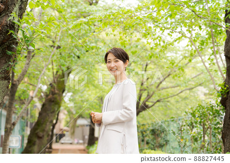 Working woman portrait green background Working woman portrait green background 88827445