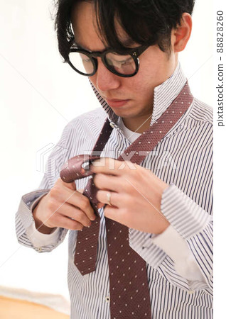 男性綁一條領帶 男性綁一條領帶 88828260